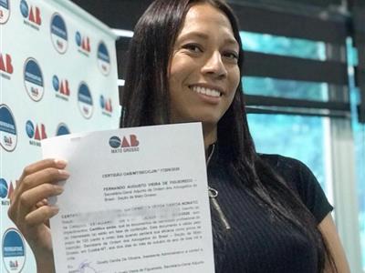 Foto da Notícia: 'Vítima do preconceito, comecei advogando para mim mesma', diz primeira mulher trans a receber certidão da OAB-MT